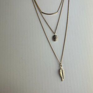 NORDSTROM RACK Layered Leaf Necklace Gold Tone  NWOT